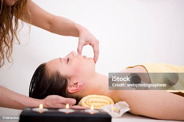 Massaggio Alla Testa - Fotografie stock e altre immagini di Adulto - Adulto, Ambientazione interna, Asciugamano