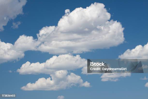 Flauschige Weiße Wolken Und Blauer Himmel Cumulus Stockfoto und mehr Bilder von Altokumulus - Altokumulus, Bedeckter Himmel, Bildhintergrund