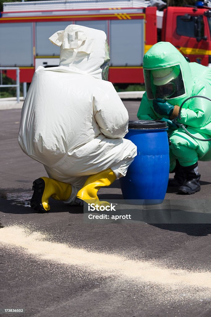 Deux hommes dans les produits de protection (XXXL - Photo de Vêtement anti-radiation libre de droits