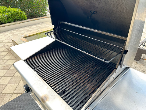 A view of an outdoor propane grill appliance.