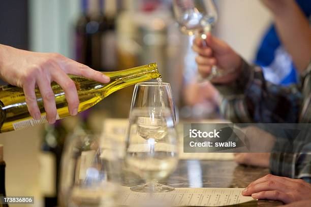 Weißwein Gießen Stockfoto und mehr Bilder von Alkoholisches Getränk - Alkoholisches Getränk, Eingießen, Fotografie