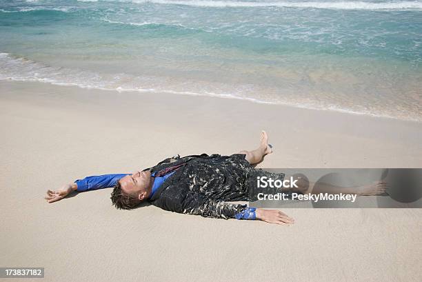 Castaway Geschäftsmann Haben Sie Am Strand Stockfoto und mehr Bilder von Anzug - Anzug, Berufliche Beschäftigung, Besorgt