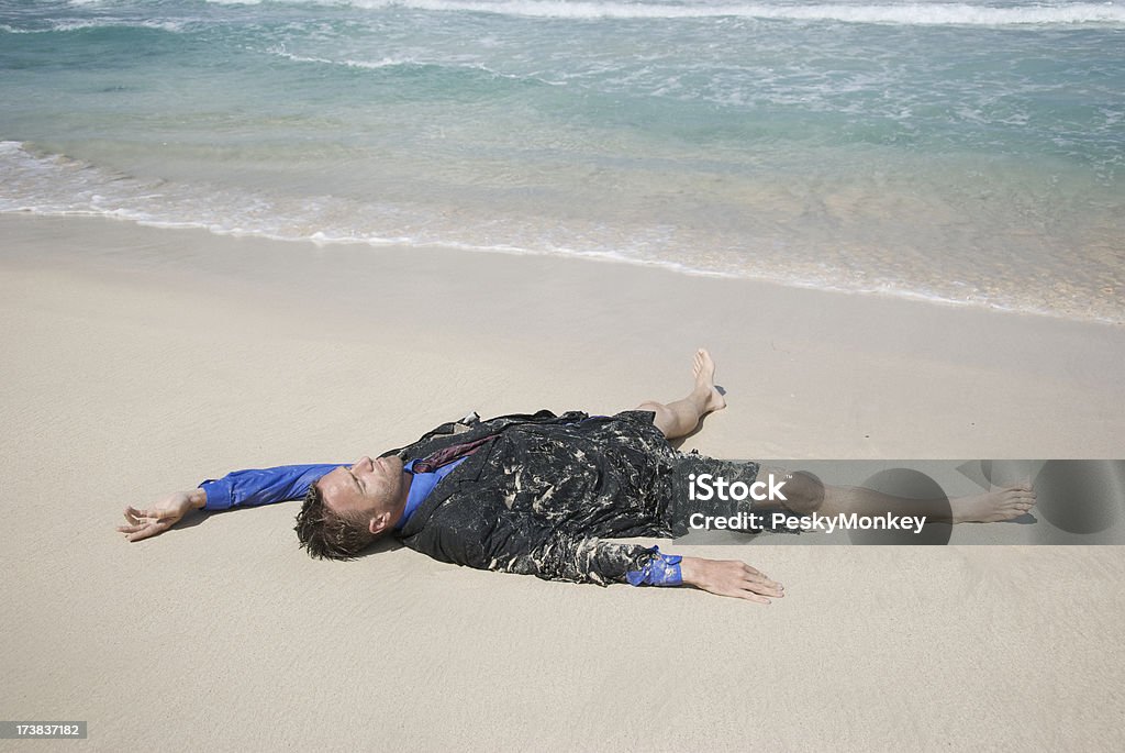 Castaway Empresário passou-se na praia - Foto de stock de Adulto royalty-free