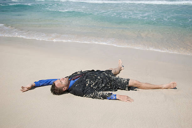 náufrago empresário para fora na praia - stranded beached beach businessman imagens e fotografias de stock