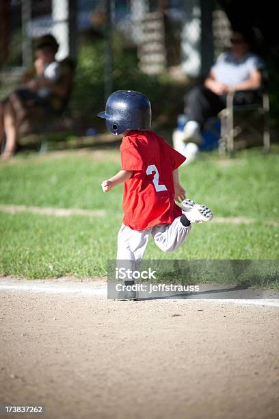 Corriendo A Primera Base Foto de stock y más banco de imágenes de T-ball - T-ball, Base - Artículos deportivos, Correr