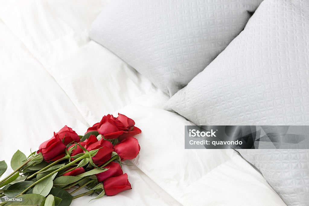 Rojo ramo de rosas sobre blanco, espacio de copia - Foto de stock de Almohada libre de derechos