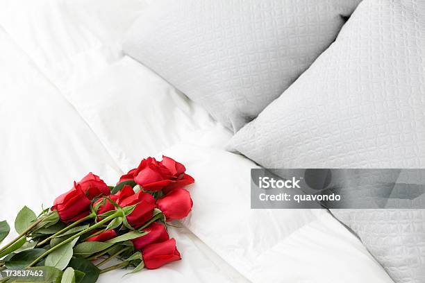 Rojo Ramo De Rosas Sobre Blanco Espacio De Copia Foto de stock y más banco de imágenes de Almohada - Almohada, Amor - Sentimiento, Aniversario