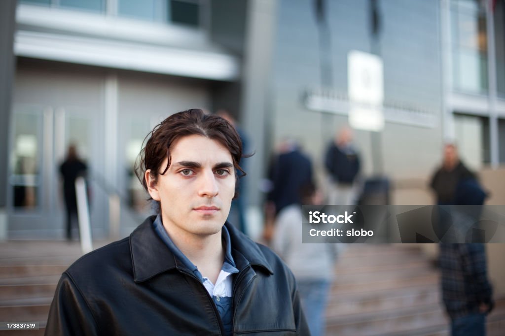 若い男性の前で待つ建物 - アウトフォーカスのロイヤリティフリーストックフォト