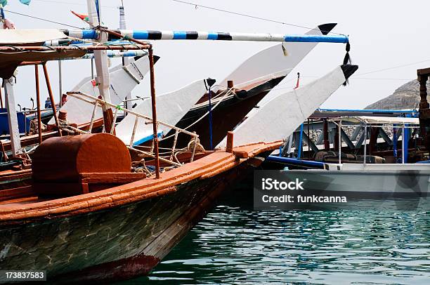 Veleiro Árabe Barcos No Porto - Fotografias de stock e mais imagens de Omã - Omã, Veleiro Árabe, Antigo
