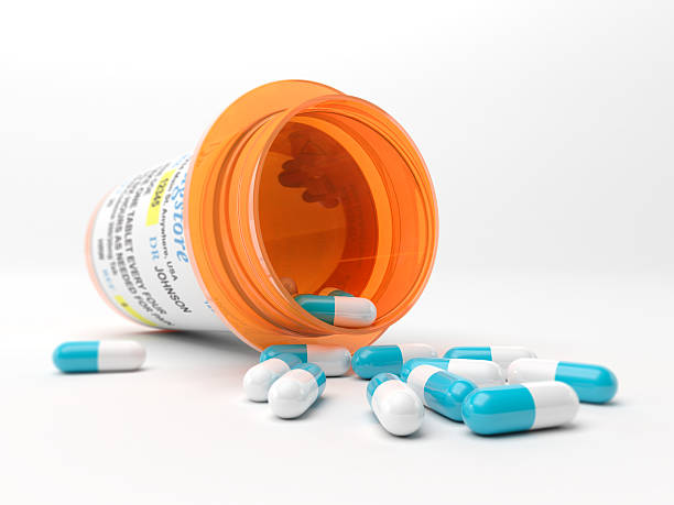 renverser capsules de bouteille de prescription - narcotic prescription medicine pill bottle medicine photos et images de collection