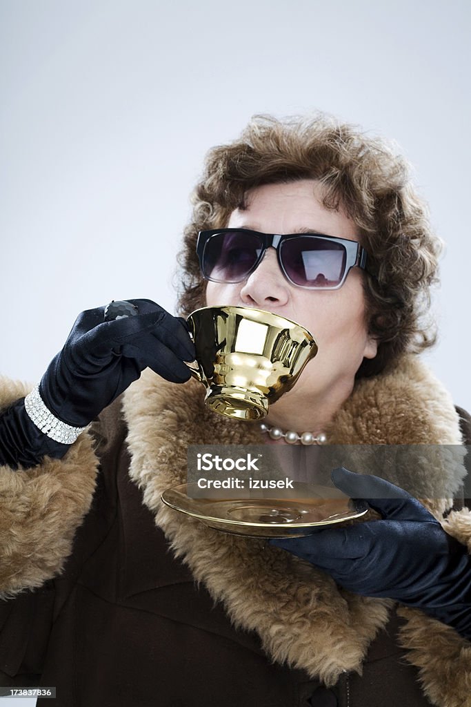 Elegante mujer con taza de té de oro - Foto de stock de Taza de té libre de derechos