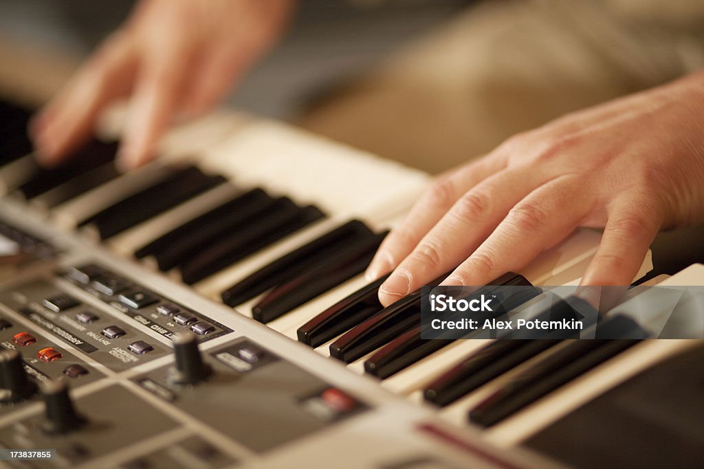 Человек руки на фортепианной клавиатуры - Стоковые фото Взрослый роялти-фри