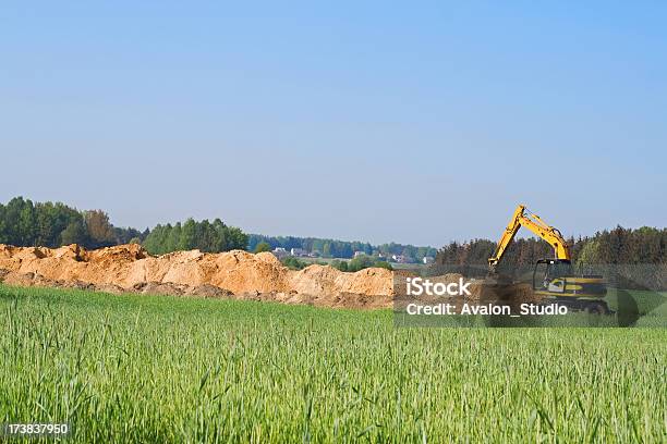 Máquina Escavadora - Fotografias de stock e mais imagens de Amarelo - Amarelo, Amontoar, Areia