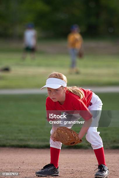 Niña Jugando Softball Foto de stock y más banco de imágenes de Actividades recreativas - Actividades recreativas, Belleza, Campeonato deportivo juvenil