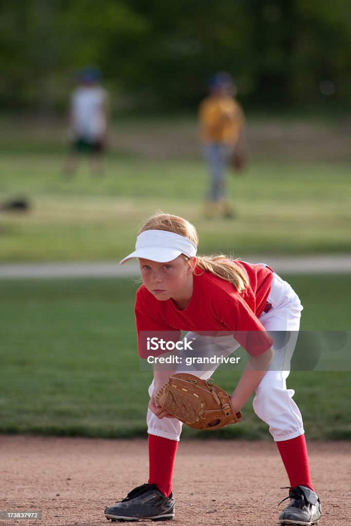 Маленькая девочка игры Софтбол - Стоковые фото Бейсбольное поле роялти-фри
