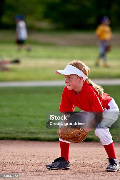 遊ぶ少女ソフトボール - スポーツ ソフトボールのストックフォトや画像を多数ご用意 - スポーツ ソフトボール, 女の子, 子供