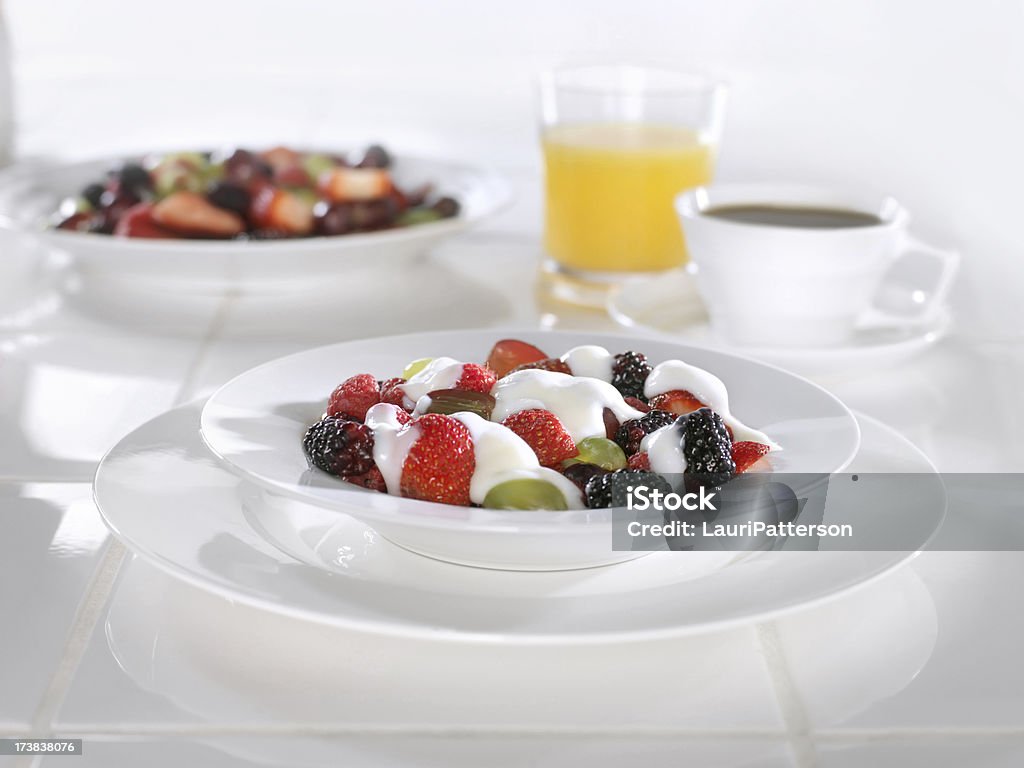 Salada de Frutas com iogurte - Foto de stock de Iogurte royalty-free