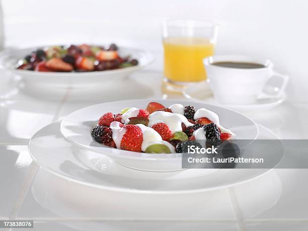 Foto de Salada De Frutas Com Iogurte e mais fotos de stock de Iogurte - Iogurte, Salada de Frutas, Cozinha