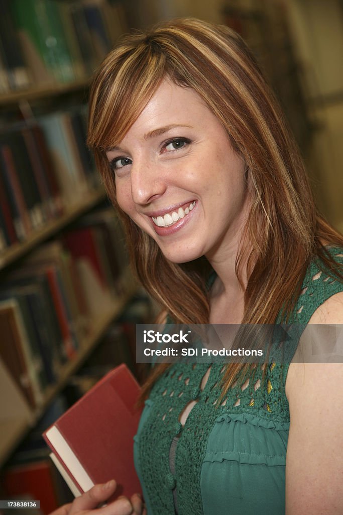 Linda mujer College chica con el libro en la biblioteca - Foto de stock de 20 a 29 años libre de derechos