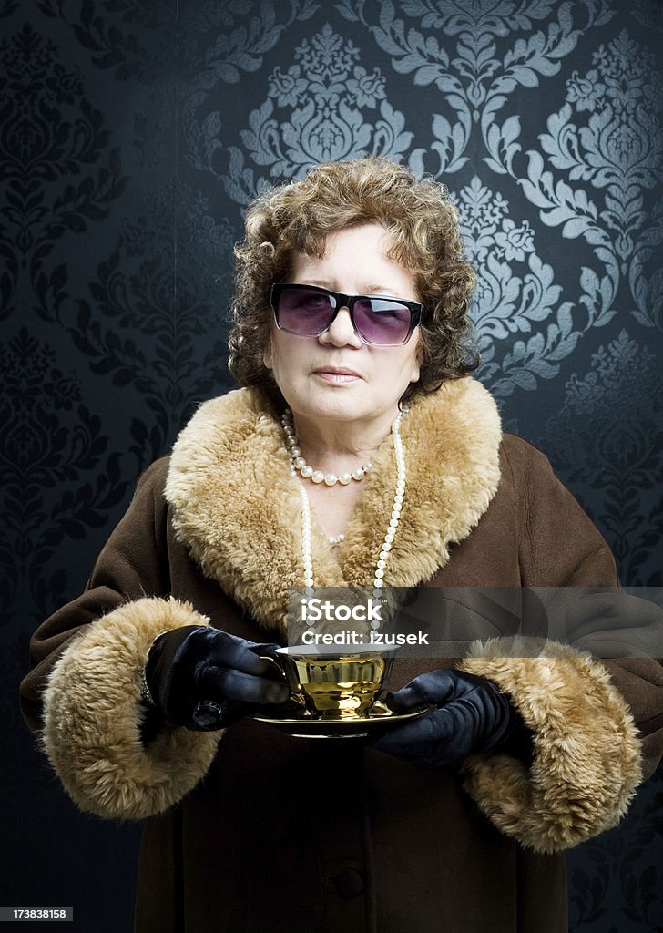 Chic femme avec Golden Tasse à thé - Photo de Femmes seniors libre de droits