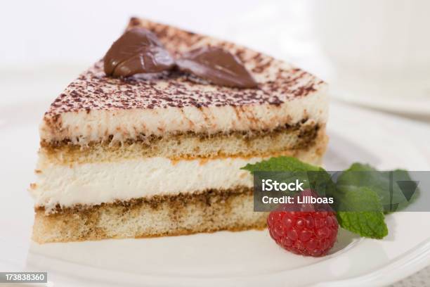 Tiramisu Stockfoto und mehr Bilder von Tiramisu - Tiramisu, Weißer Hintergrund, Ausgebleicht