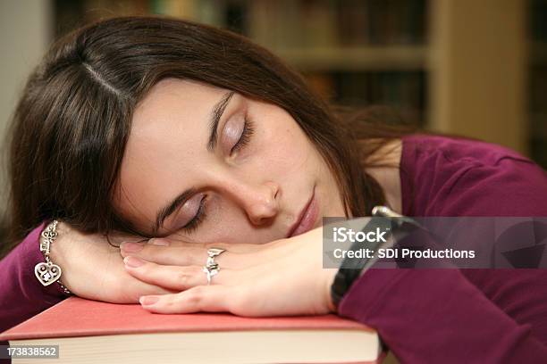 Zbliżenie Kobiet Student Spanie Na Książki W Bibliotece - zdjęcia stockowe i więcej obrazów 20-29 lat