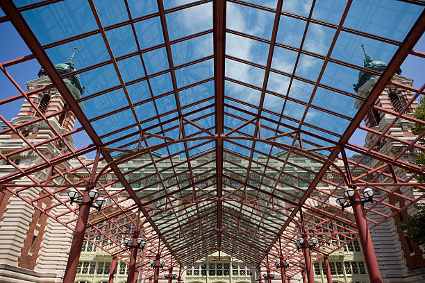 ilha de ellis museu entrada olhando para cima - museum complex the americas north america usa imagens e fotografias de stock