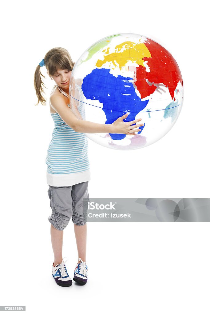Fille porter Canot monde entier - Photo de Ballon de plage libre de droits