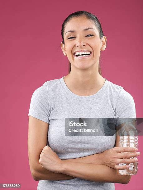 Foto de Jovem Mulher Com Camiseta Cinza E Garrafa De Água e mais fotos de stock de Camiseta - Camiseta, Mulheres, Só Uma Mulher