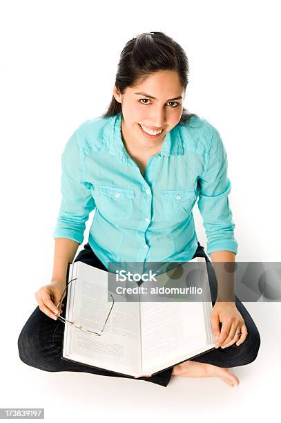 Chica Estudiando Encantadores Foto de stock y más banco de imágenes de 20 a 29 años - 20 a 29 años, Adolescencia, Adulto