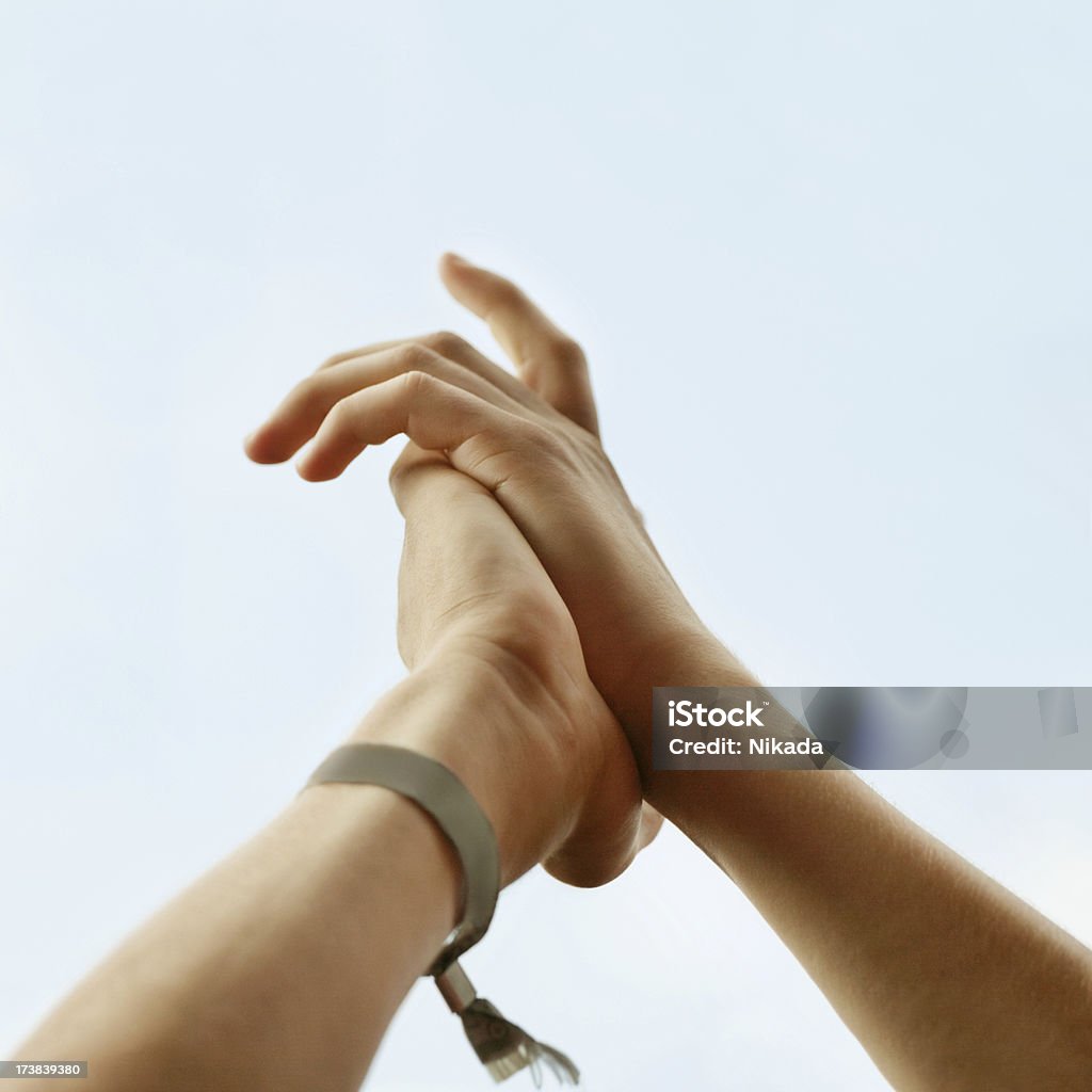 Руки человека на концерт - Стоковые фото Музыкальный фестиваль роялти-фри