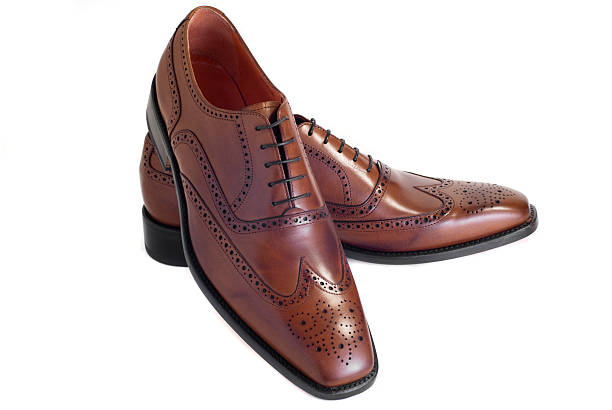 zapatos marrón aislado - dress shoe fotografías e imágenes de stock