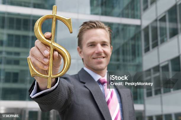 Бизнесмен Имеет Знак Доллара — стоковые фотографии и другие картинки Бизнес - Бизнес, Бизнесмен, Валютный символ