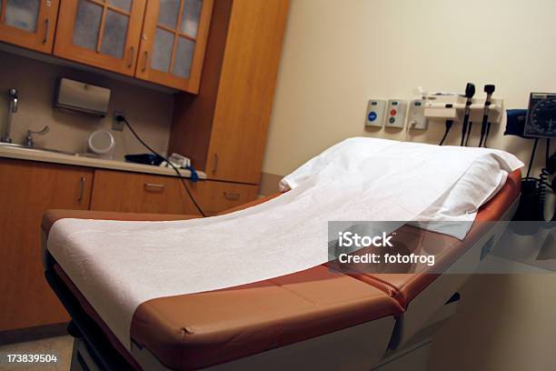 Examen De Mesa Foto de stock y más banco de imágenes de Asistencia sanitaria y medicina - Asistencia sanitaria y medicina, Belleza, Clínica médica