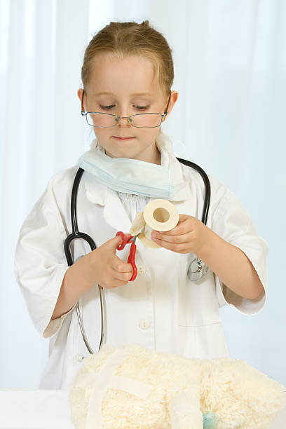 niño médico coloca una venda en heridos bear - child physical injury teddy bear wound fotografías e imágenes de stock