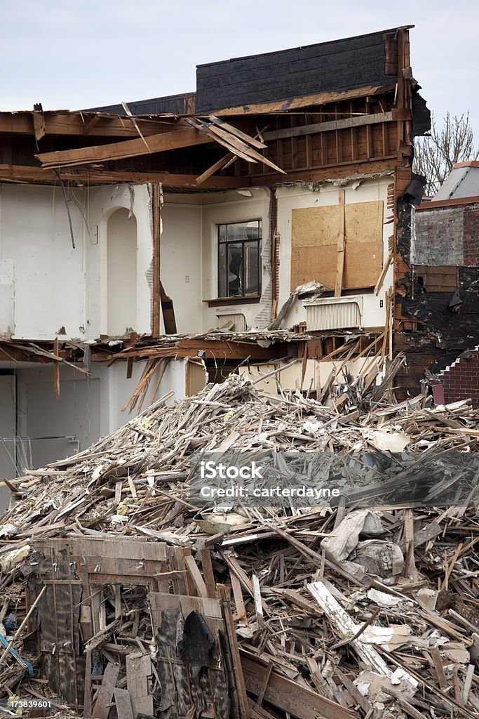 Terremoto o naturali disaser distruzione e conseguenze; vecchio edificio in mattoni - Foto stock royalty-free di Abbandonato