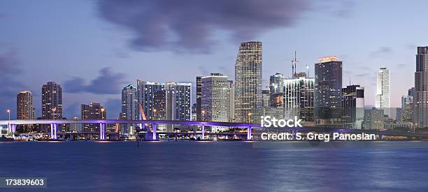 Miami Skyline - zdjęcia stockowe i więcej obrazów Miami - Miami, Noc, Panorama miasta