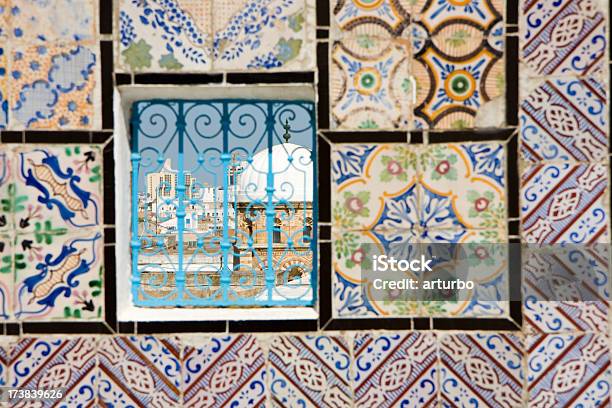 Photo libre de droit de Tunis Vue À Travers La Fenêtre banque d'images et plus d'images libres de droit de Antique - Antique, Antiquités, Arc - Élément architectural