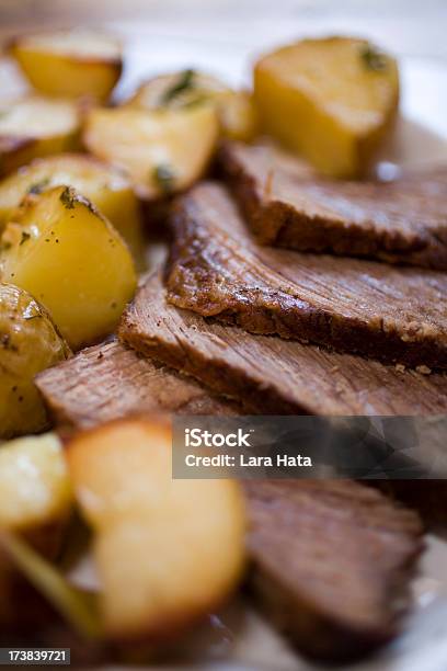 Carne E Patate - Fotografie stock e altre immagini di Alimento di base - Alimento di base, Arrosto - Cibo cotto, Arrosto - Portata principale