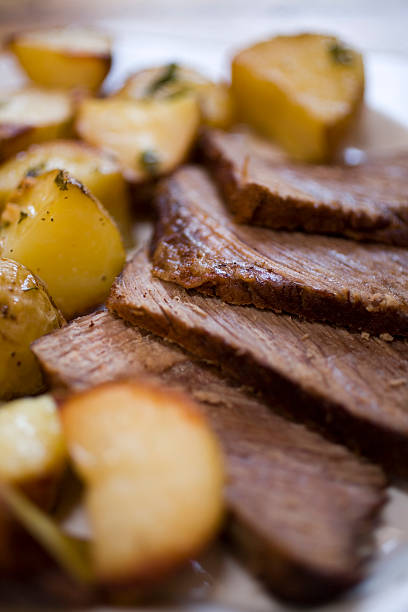 batatas de carne e - pot roast roast beef roasted beef imagens e fotografias de stock