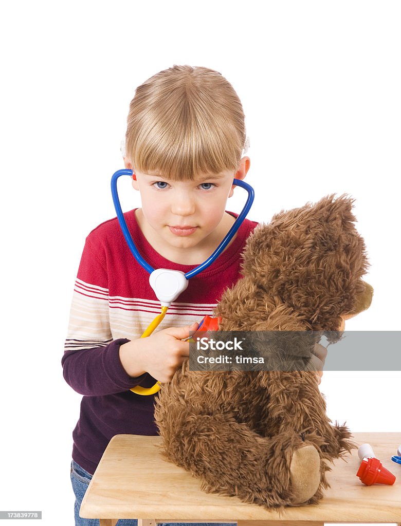 Peu de médecin avec un ours en peluche - Photo de Enfant libre de droits