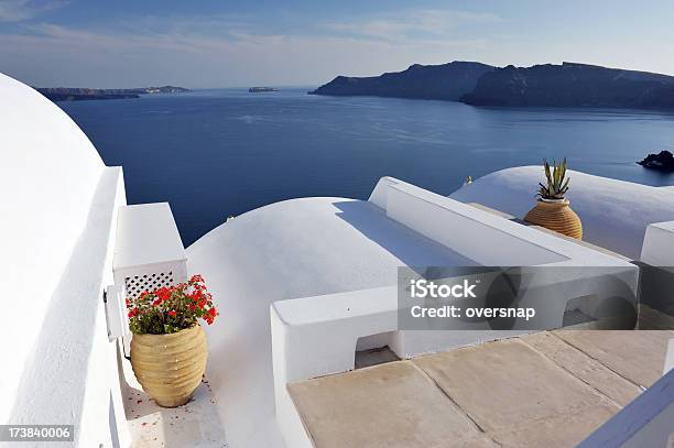 Santorini Taras - zdjęcia stockowe i więcej obrazów Terakota - Terakota, Balkon, Bez ludzi