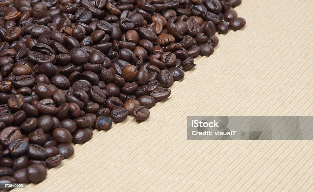 Chicchi di caffè - Foto stock royalty-free di Angolo - Forma