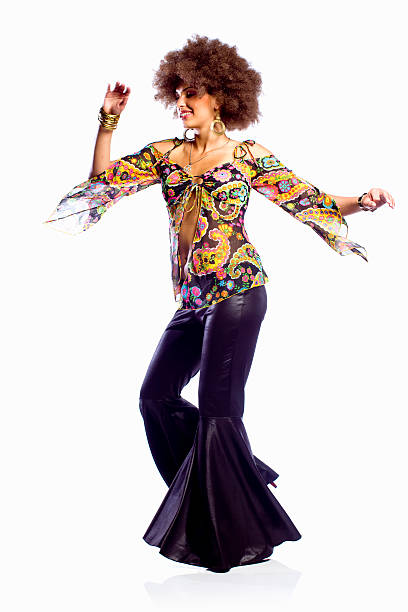 danser le disco femme - 1970s style women hippie retro revival photos et images de collection