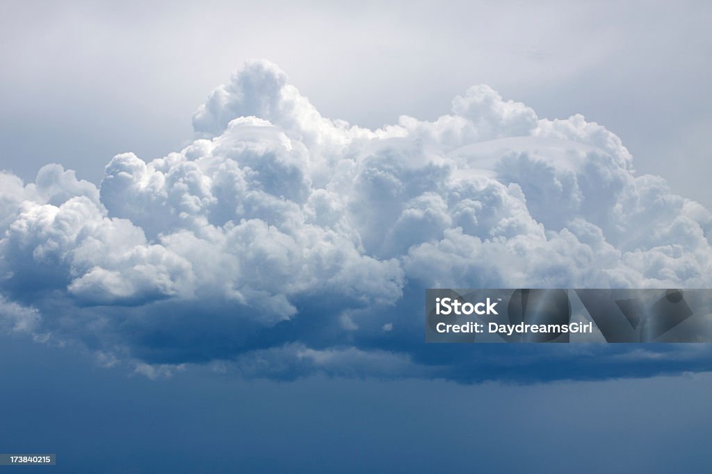 Эффектные Кучевое облако в небе - Стоковые фото Без людей роялти-фри