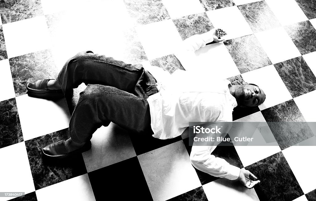 Jeune afro-américaine homme Allongé sur le sol - Photo de Dormir libre de droits