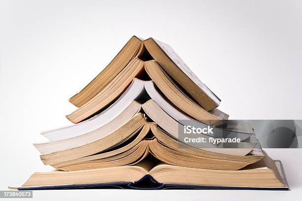 Pilha De Livros Abertos - Fotografias de stock e mais imagens de Livro de Capa Mole - Livro de Capa Mole, Pilha - Arranjo, Biblioteca