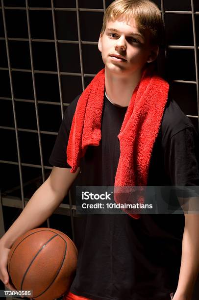 Young Jugador De Baloncesto Foto de stock y más banco de imágenes de 16-17 años - 16-17 años, Actividad, Actividad de fin de semana