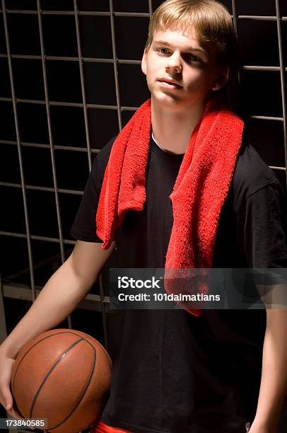 Jovem Jogador De Basquetebol - Fotografias de stock e mais imagens de 16-17 Anos - 16-17 Anos, Adolescente, Adolescência
