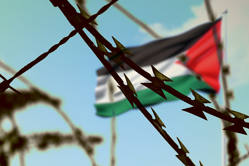 Stacheldraht und Flagge von Palästina
